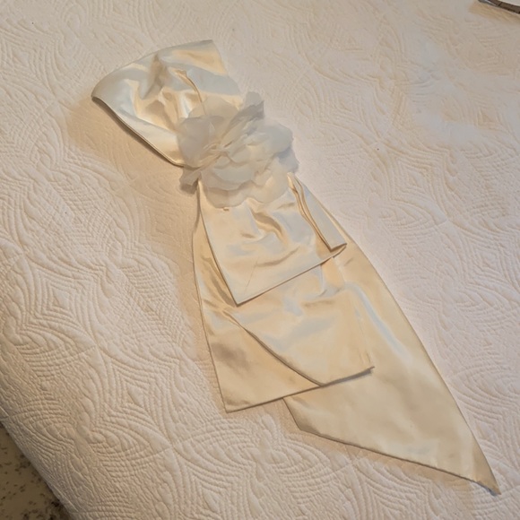 NEW-Bridal Wedding Gown. Size 6. Never worn. - Picture 5 of 12